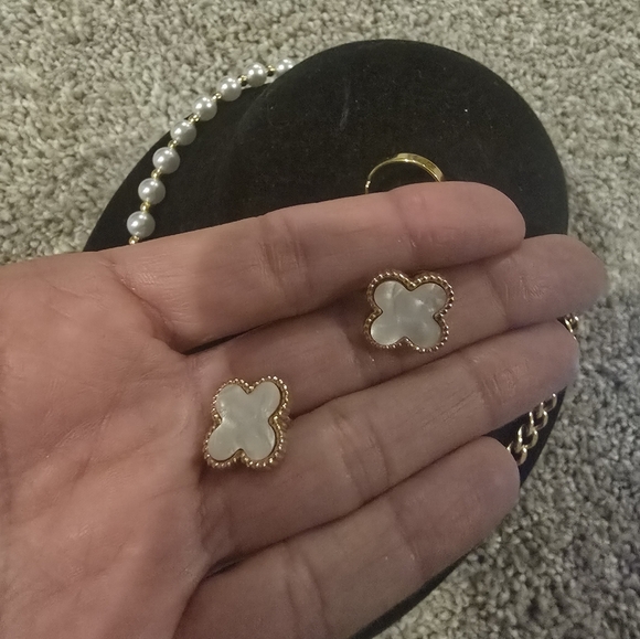 Stainless Steel- Gold and Pearl Jewelry Set with Clover Design - Picture 9 of 11